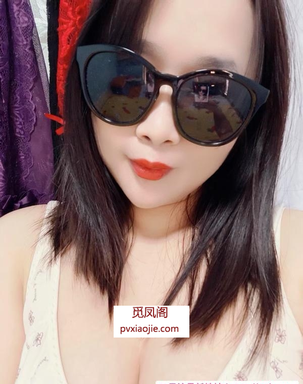 大胸肥臀小姐姐