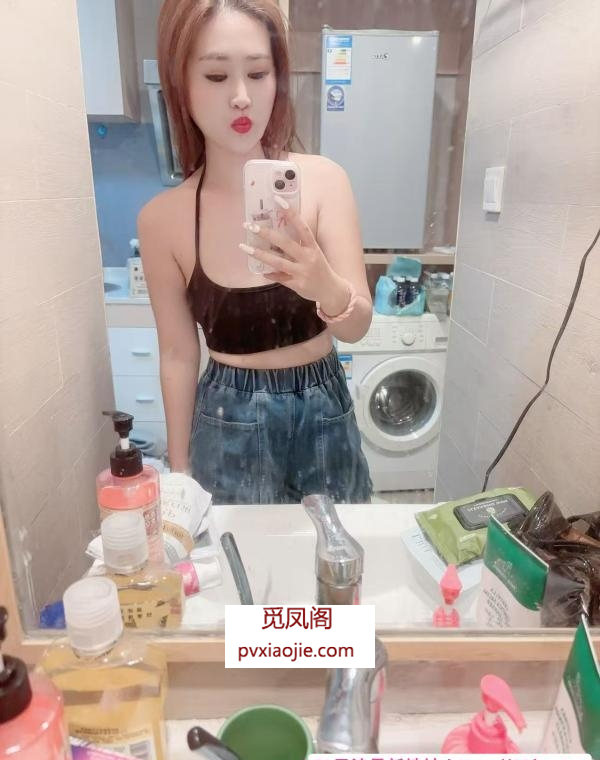 粉嫩美乳白虎妹