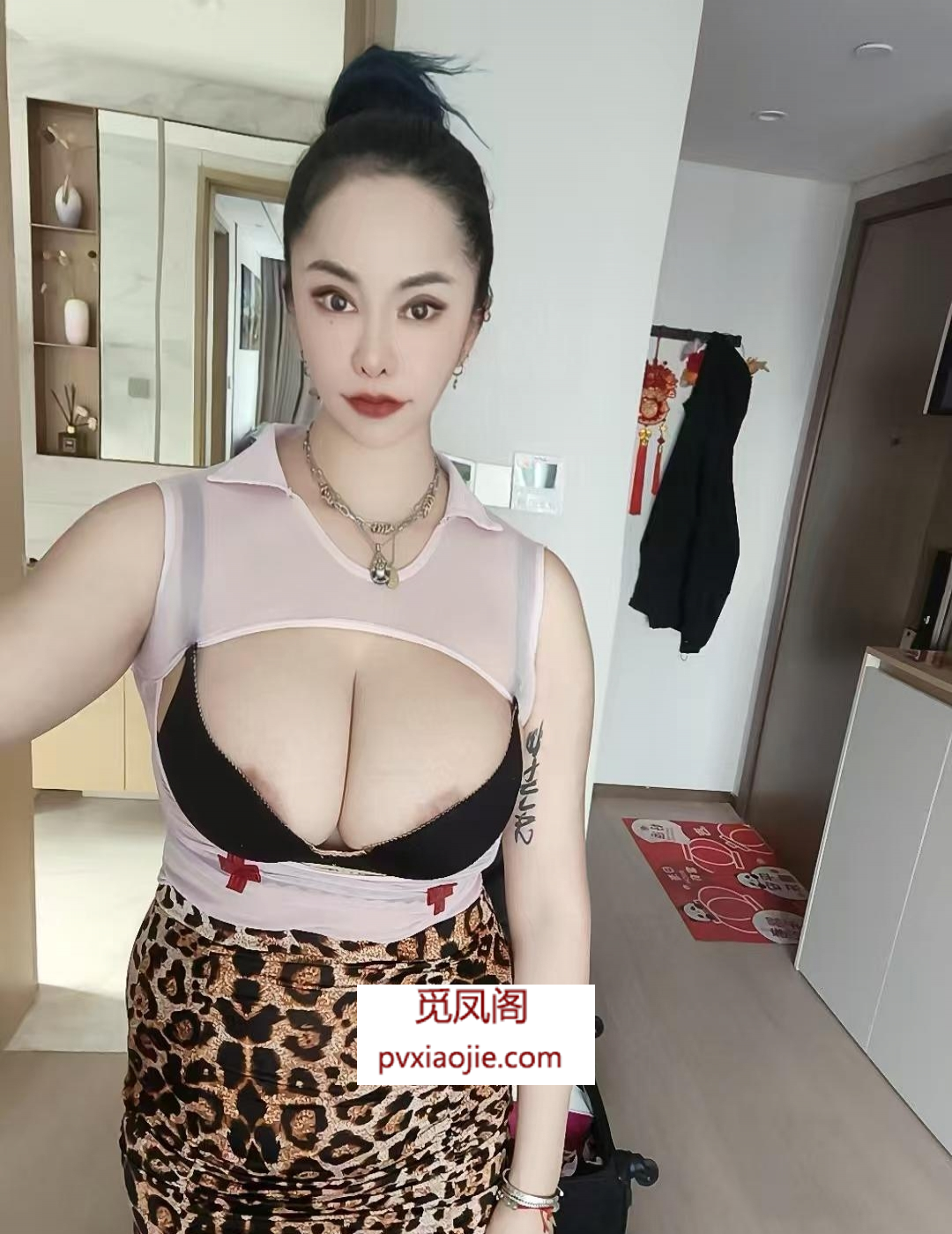 丰乳肥臀豹纹少妇