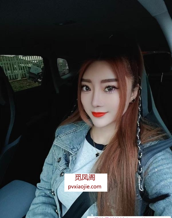 高挑迷人的小姐姐