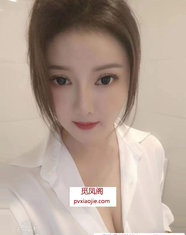 性感翘臀大奶妹萱萱