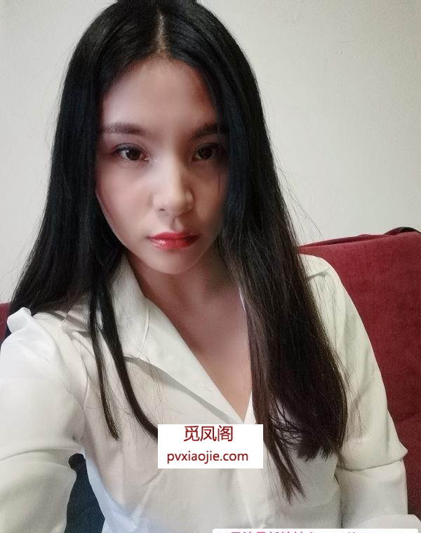 汉口火车站娇小女人