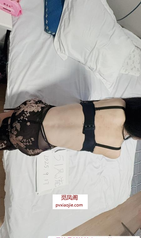 礼嘉肤白大胸少妇