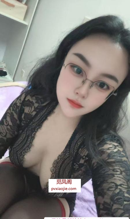 浦东翘臀眼镜女