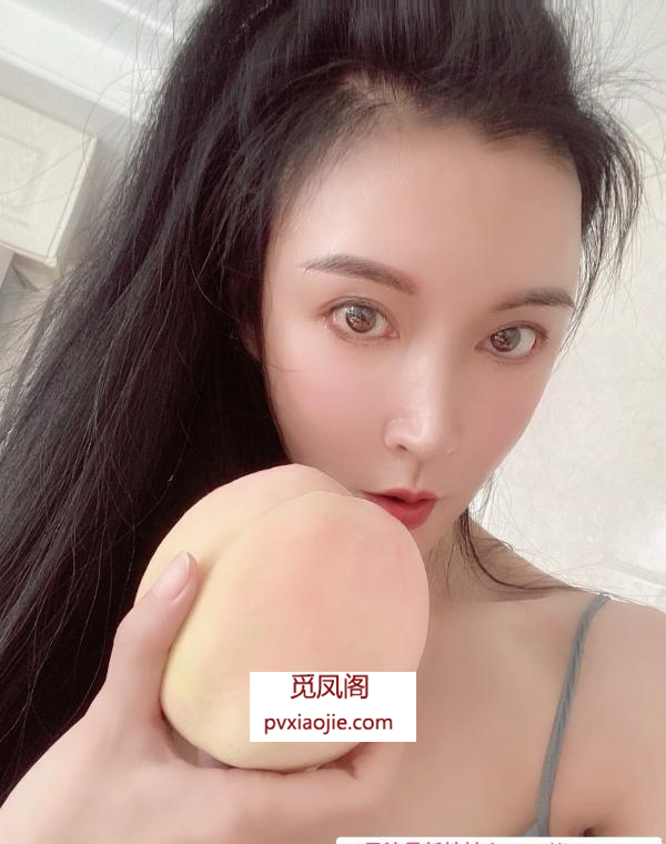 前凸后翘的小姐姐