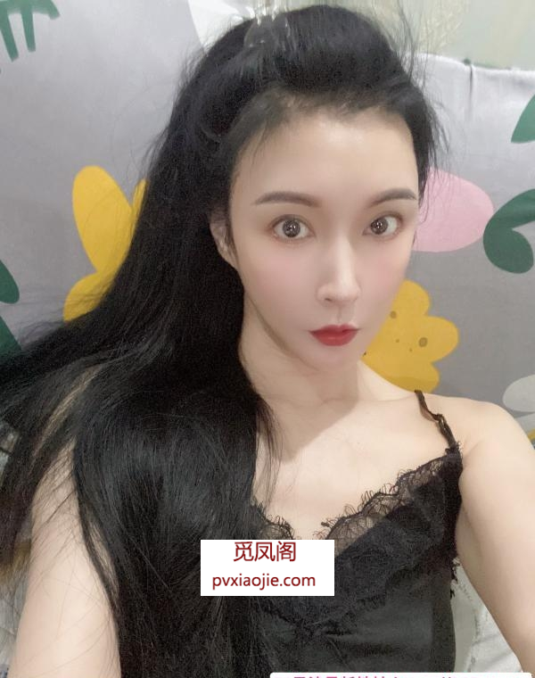前凸后翘的小姐姐