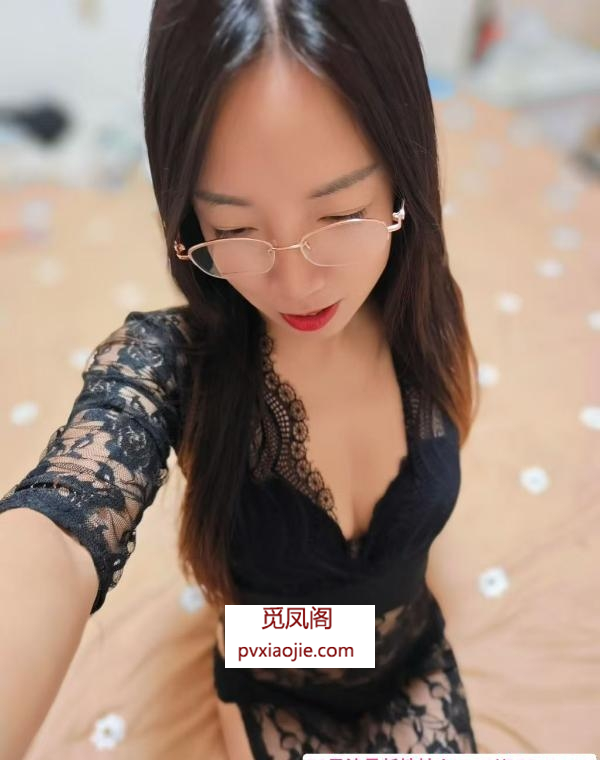 黑丝眼镜少妇