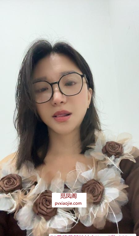 大胸眼镜骚妇