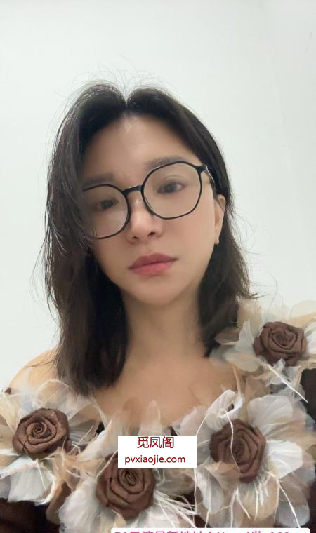 大胸眼镜骚妇