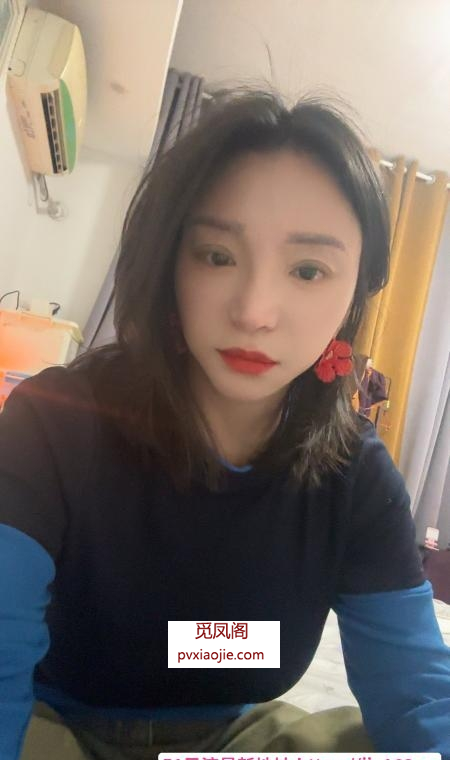 大胸眼镜骚妇