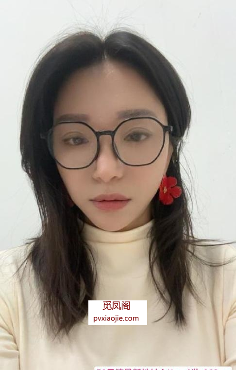 大胸眼镜骚妇