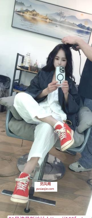 性感肥臀身材的小姐姐
