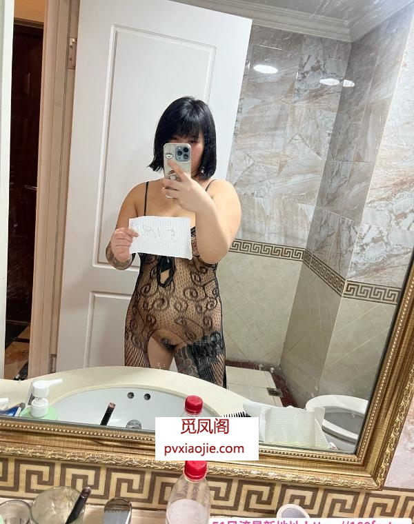 短发制服小妹