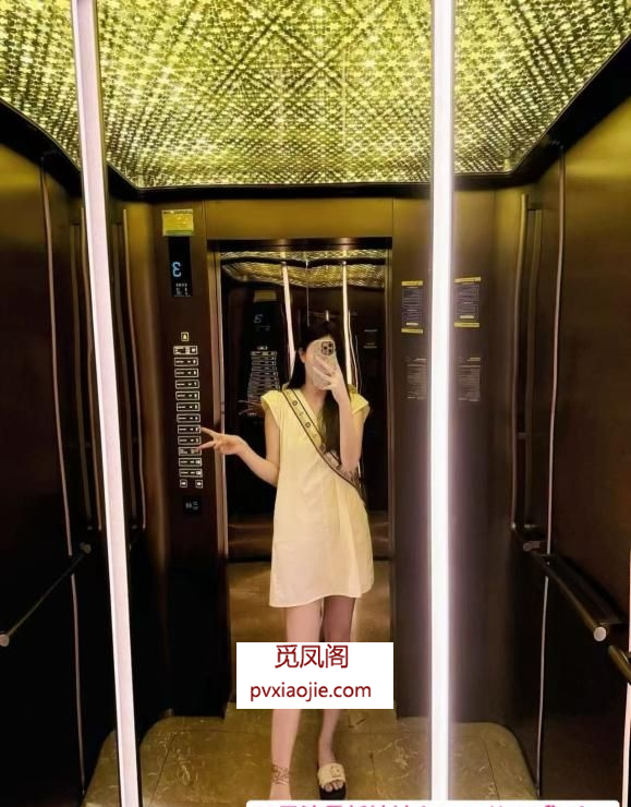 在校兼职大长腿美女